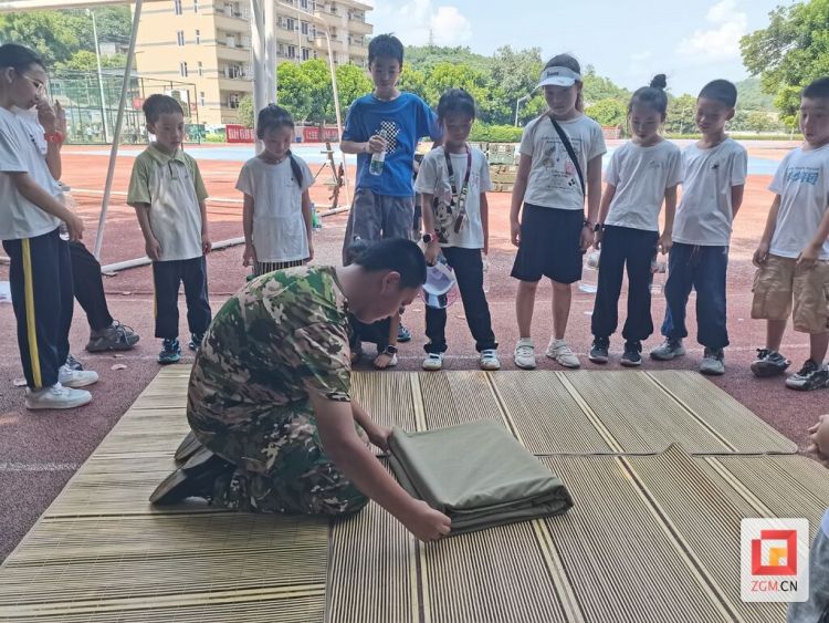 自贡高新区华景社区：学军人风采 强国防意识